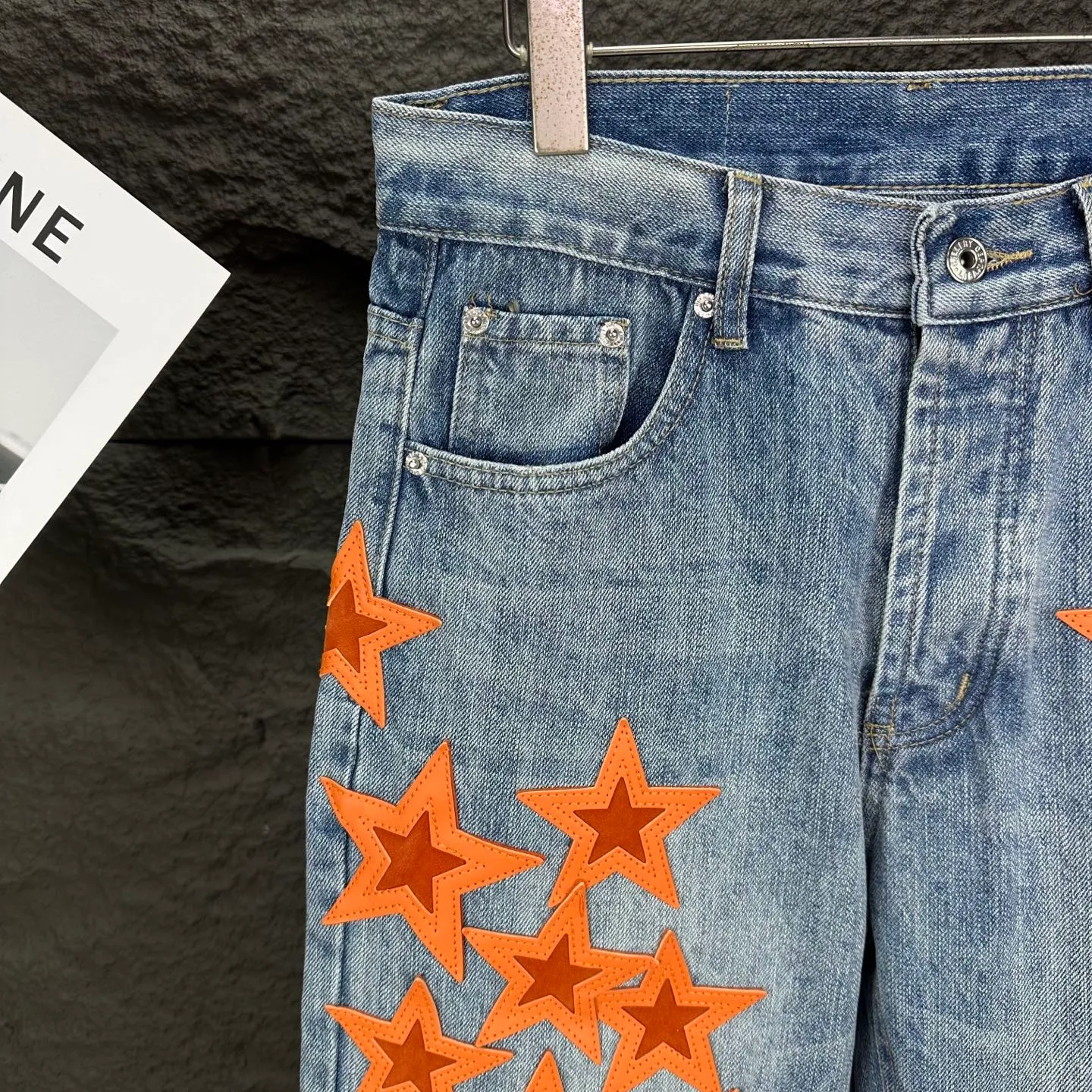 P290 GALLERY DEPT. Co-branded 2025 new limited edition orange star patchwork couple style washed loose jeans 🔥High version🔥High version🔥 Top ceiling quality Styles with different washed textures are very friendly to people with thin legs and thick legs. The straight and loose version is very flattering to the leg shape. Moderate length that never goes out of style, easy and casual to match, basic styling for various styles, a must-have in the wardrobe! The fabric is stiff but also makes the upper body soft without losing texture. The washing process is even more perfect. It is a must-have item for everyone! ! ! Washed wheat, hang tag, pants label, three complete labels, color: blue, size: 28, 30, 32, 34, 36 (five sizes)